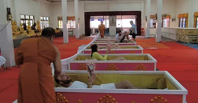 นครนายก – นทท.สายมูชาวรัสเซียเหมารถตู้เดินทางเข้าพิธีนอนโลงศพ เสริมดวงชะตาชีวิต วัดหลวงพ่อปากแดงจังหวัดนครนายก