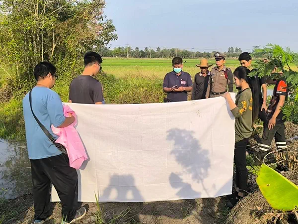 นครนายก ชาวบ้านเดินออกกำลังพบศพคนจมน้ำเสียชีวิตในบ่อข้างถนน