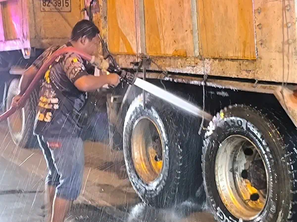 นครนายก รถบรรทุกพ่วง 22 ล้อเกิดเบรคติดควันไฟพวยพุ่ง รถยนต์ตามหลังมาบีบแตรให้หยุดโทรแจ้งรถดับเพลิงมาช่วยได้ทัน