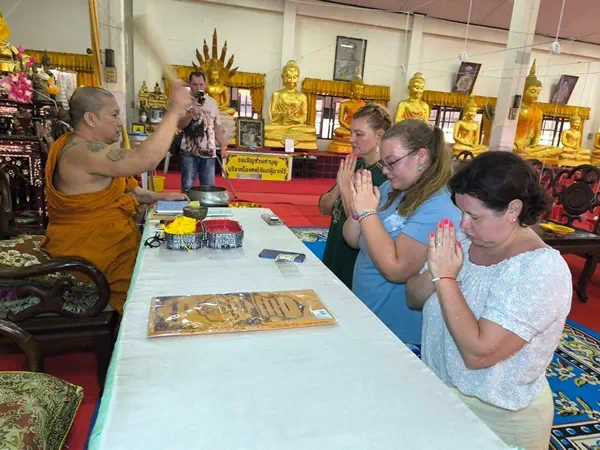 นครนายก – สายมูชาวรัสเซียเหมารถตู้เดินทางเข้าพิธีนอนโลงศพ เสริมดวงชะตาชีวิต วัดหลวงพ่อปากแดงจังหวัดนครนายก