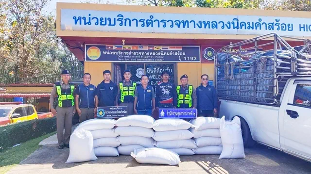 มุกดาหาร -ตร.ทางหลวงตาไว! สกัดกระบะคอกขน “ข้าวเหนียวดำเถื่อน” 90 กระสอบ น้ำหนักรวม 4.5 ตัน