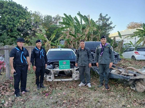 มุกดาหาร -ทลายโรงเชือดรถกลางสวนยาง! ตชด.-ทพ.-ฝ่ายปกครองดอนตาล ตรวจยึดซาก ‘รีโว่’ กลางป่าสวนยาง