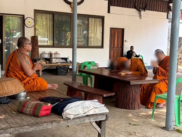 มุกดาหาร -สิงห์เมืองมุกดุ! บุกกุฏิฉาว รวบ 3 พระสงฆ์-2 ฆราวาส มั่วสุมเสพยาคาวัด สั่งสึกทันทีส่งบำบัดยกแก๊ง