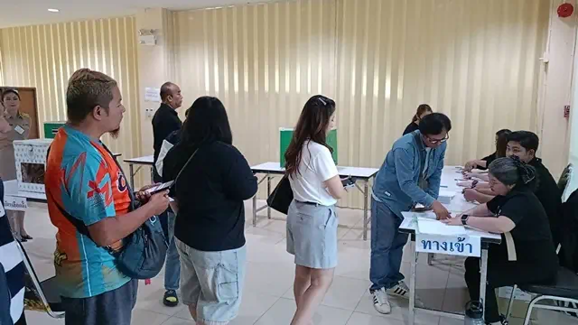 ปทุมธานี ประชาชนแห่ใช้สิทธิเลือกตั้งนอกเขตคึกคัก สะท้อนพลังประชาธิปไตยแม้ติดภารกิจวันจริง