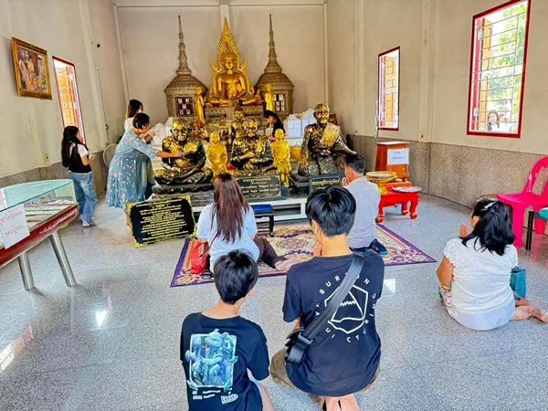 ปทุมธานี ถึงอากาศจะร้อนชาวบ้านไม่หวั่นขอเลขเด็ดไอ้ไข่ วัดบางเตยกลาง สามโคกก่อนวันหวยออก คึกคัก