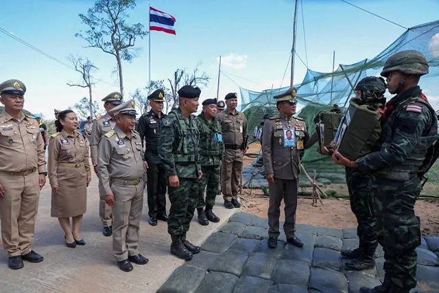 (สุรินทร์) ในหลวง ทรงห่วงใยทหารชายแดน โปรดเกล้าฯ องคมนตรีเยี่ยมให้กำลังใจเจ้าหน้าที่และกำลังพลปฏิบัติภารกิจชายแดนไทย-กัมพูชา ในพื้นที่ จ.สุรินทร์