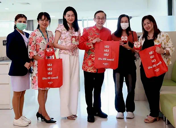 โรงพยาบาลพญาไท 3 ต้อนรับเทศกาลตรุษจีนปีม้าทอง 2569 มอบอั่งเปาสุขภาพ พร้อมแจกส้มมงคลให้แก่ผู้รับบริการ