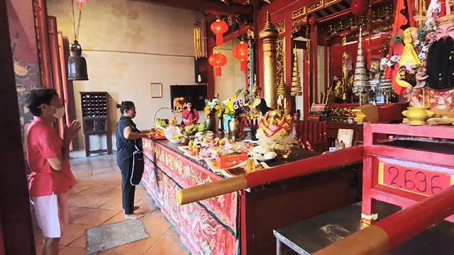 สงขลา-ชาวไทยเชื้อสายจีนในเมืองสงขลา เดินทางนำเครื่องเซ่นไหว้มาไหว้สิ่งศักดิ์สิทธิ์คู่บ้านคู่เมืองสงขลา