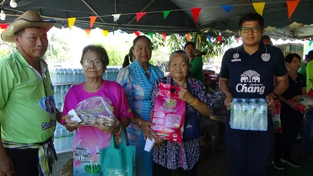 อ่างทอง-เศรษฐีใจบุญแจกข้าวสารอาหารแห้งให้ประชาชนด้อยโอกาส 3 ตำบล 400 คน พร้อมเครื่องใช้ไฟฟ้า