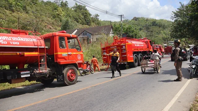 ยะลา-เบตง ไฟไหม้ป่าหญ้าข้างทาง โชคดีเจ้าหน้าที่ดับทัน ไม่งั้นลามขึ้นเขาไหม้สวนยางพาราของชาวบ้านแน่นอน