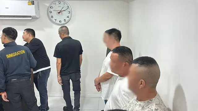 ตม.พัทยา บุกจับ 4 ชาวจีน ลักลอบตั้งวงไพ่นกกระจอกกลางเมือง