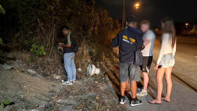 ปล้นเชฟเมืองผู้ดี 2 ล้าน ตร.แกะรอยพบมือถือทิ้งริมทาง เร่งล่าตัว 3 โจร