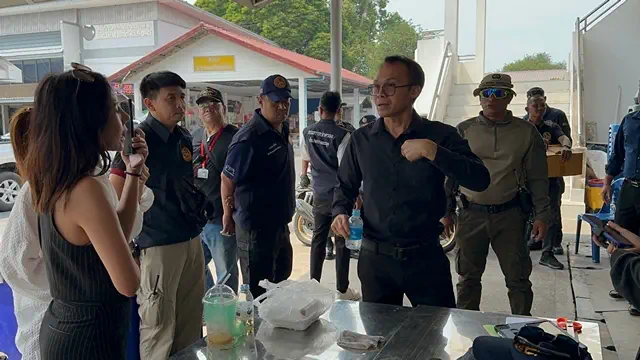 ชลบุรี-เขต 8 ชลบุรีวุ่น มวลชนเฝ้าสังเกตการณ์ ขั้นตอนรวบรวมหีบบัตรเลือกตั้ง เตรียมย้ายไป กกต.ชลบุรี ยันไม่ขวาง แต่ห้ามแกะหีบบัตรเลือกตั้ง