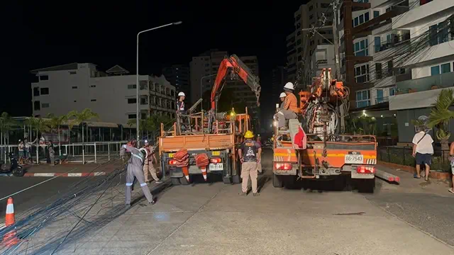 ต้นไม้ใหญ่ ล้มพาดสายเสาไฟหักหลายสิบต้นไฟดับวงกว้าง เคยแจ้งแต่ไร้ จนท.แก้ไข