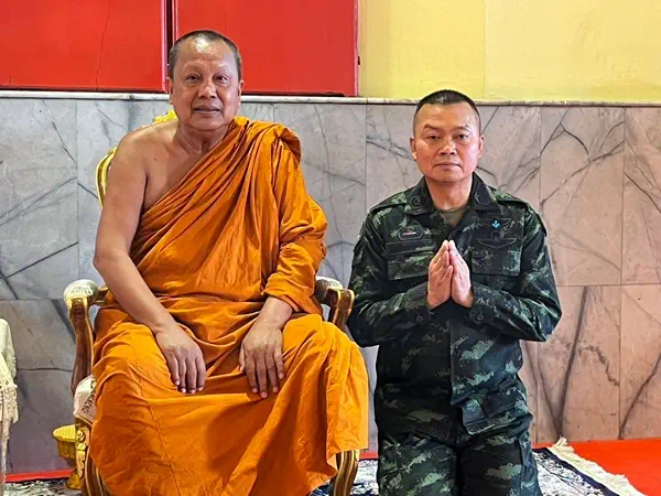 สมุทรปราการ-“พลเอก บุญสิน” เข้ากราบขอพร ”เจ้าคุณแจ้“ ในโอกาสเดินทางมาบรรยายพิเศษ แฟนคลับแห่ขอถ่ายรูปขวัญใจคนรักชาติ