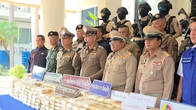 ร้อยเอ็ด-ตำรวจภูธรจังหวัดร้อยเอ็ด แถลงผลจับกุมเครือข่ายลักลอบลำเลียงยาบ้ารายสำคัญ หลังสกัดจับรถกระบะขนยานรกเกือบ 2 ล้านเม็ด