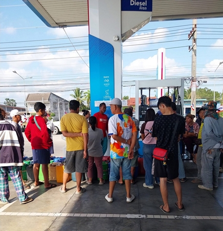 สงขลา-เริ่มวิกฤต !ชาวบ้านอำเภอระโนด แห่นำแกลลอนน้ำมัน จองคิวรอเติมน้ำมัน