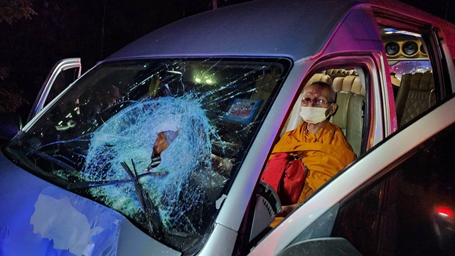 บุรีรัมย์-หนุ่ม 32 ปีซึ่งมอเตอร์ไซค์ข้ามเลนประสานรถตู้โดยสารดับพระอึ้ง