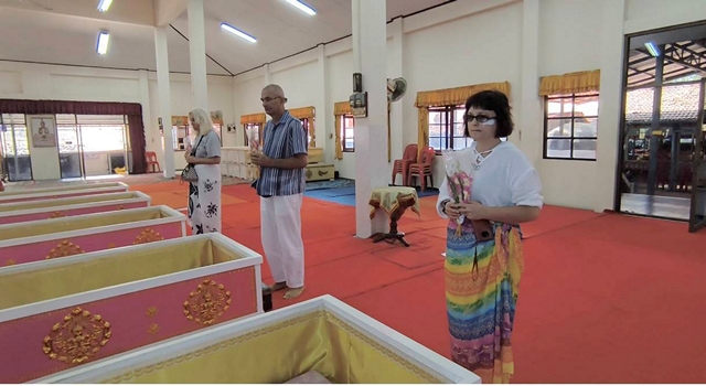 นครนายก – สายมูชาวรัสเซียเข้าพิธีนอนโลงศพแก้ปีชง เสริมดวงชะตาชีวิต วัดหลวงพ่อปากแดงจังหวัดนครนายก