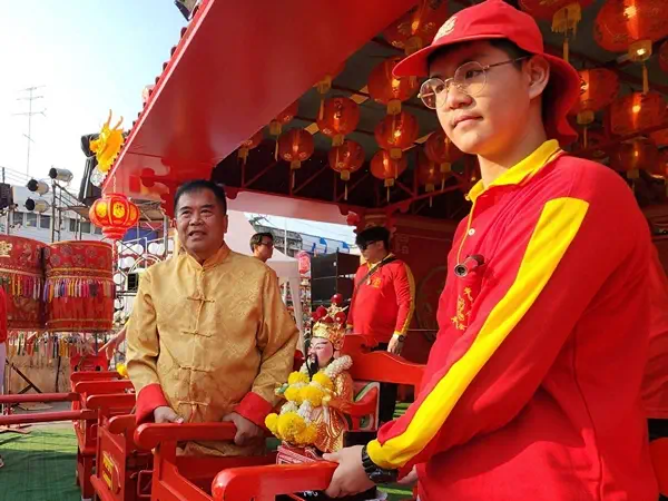 สุโขทัย-นายก อบจ.สุโขทัย อัญเชิญองค์เทพ ประทับเกี้ยว ในประเพณีแห่เจ้า ศาลเจ้าปุงเฒ่ากง-ม่าสุโขทัย ปีนี้จัดได้ยิ่งใหญ่นักท่องเที่ยวคึกคักกระตุ้นการท่องเที่ยวสุโขทัยได้อีกงาน