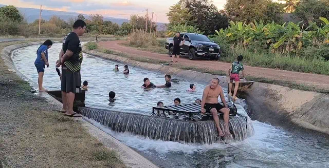 นครนายก – อากาศร้อนจัดชาวบ้านพาลูก-พาหลานเล่นน้ำคลายร้อนที่คลองส่งน้ำศรีนาวา