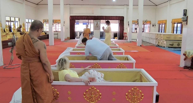 นครนายก – สายมูชาวรัสเซียเข้าพิธีนอนโลงศพแก้ปีชง เสริมดวงชะตาชีวิต วัดหลวงพ่อปากแดงจังหวัดนครนายก