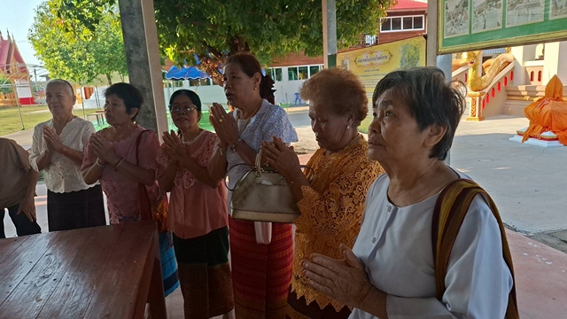 อุตรดิตถ์-สายมูคึกคัก แห่ขอโชค “หลวงพ่อจอกแก้ว” กับ “ปู่มะขามเฒ่า” วัดชัยชุมพล จ.อุตรดิตถ์ ไม่พลาดส่อง “เลขเด็ด” ธูปมงคล ด้านคนสมหวังเตรียมจัดมวย 10 คู่แก้บน