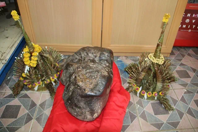 กาฬสินธุ์ฮือฮาเสี่ยใหญ่ค้าของชำเมืองน้ำดำบูชาหินประหลาดคล้ายกบเรืองแสงแห่ขอหวยให้โชค