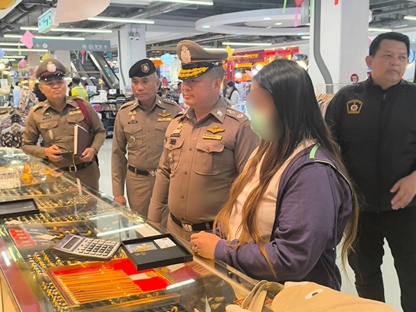 นครนายก-สาว 27 ชิงทอง 2 สลิงร้านบางกอก โกลด์ส ในห้างโลตัส รักษาความปลอดภัยควบคุมตัวได้แจ้งตร.มาคุมตัวดำเนินคดี