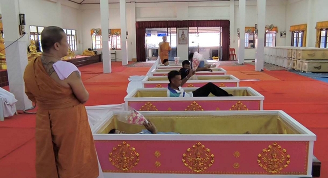 นครนายก – นักท่องเที่ยวเข้าพิธีนอนโลงศพแก้ปีชง เสริมดวงชะตาชีวิตวัดหลวงพ่อปากแดงจังหวัดนครนายก