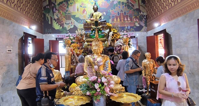 นครนายก – นทท.ส่องเลขเด็ดอ่างน้ำมนต์วัดหลวงพ่อปากแดง พร้อมขอพร โชคลาภ ธุรกิจ หน้าที่การงาน ใกล้วันหวยออก