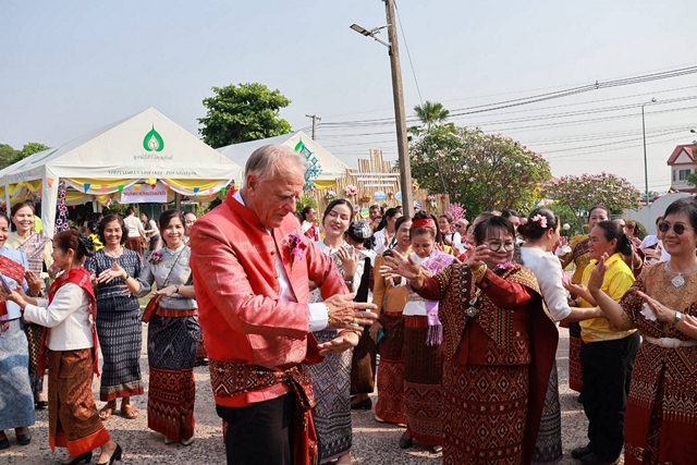 กาฬสินธุ์-สาธุดังๆครอบครัวฝรั่งใจบุญมอบเงิน 3 ล้านสมทบทุนสร้างอาคารจิตเวช รพ.ห้วยเม็ก รวมยอดเบื้องต้นกว่า 5.6 ล้านบาท