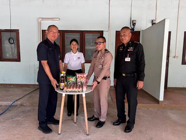 มุกดาหาร -กองบัญชาการกองทัพไทย โดยชมรมแม่บ้าน สำนักงานพัฒนาภาค 2 พบปะกำลังพลและครอบครัว มอบเครื่องอุปโภค-บริโภค