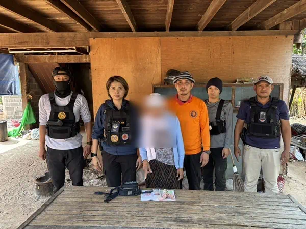 มุกดาหาร -ไม่ปล่อยให้ลอยนวล! ชุดสิงห์เมืองมุกผนึกกำลังทพ. 2105 บุกจู่โจมบ้านเป้าหมาย หลังได้รับเรื่องร้องเรียน จับ “ยายหนั่น” เอเย่นต์รายย่อยบ้านโคกสูง พร้อมยาบ้าและเงินล่อซื้อ