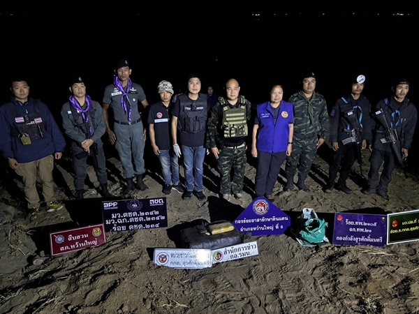 มุกดาหาร เอาจริง! นายอำเภอหญิงหว้านใหญ่ระดมกำลังชุดใหญ่ บุกหาดมโนภิรมย์กลางดึก สกัดยาบ้า 6 แสนเม็ด พร้อม “Happy Water” ซองเหลืองเกลื่อนริมโขง