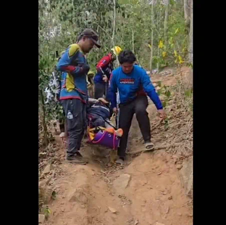 ชลบุรี-กู้ภัยฯ เดินเท้าฝ่าเขา 4 กม. หลาย ชม. ช่วยต่างชาติขี่วิบาก พลาดท่าล้มขาหักกลางป่า