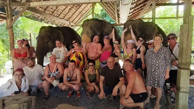 พังงา- “ผู้ประกอบปางช้างและรถตู้รับส่ง นทท.” โอดรวญน้ำมันพุ่ง-ขาดตลาด!! คนแห่เติมน้ำมัน คิวยาวเหยียด หวั่นกระทบบรรยายกาศการท่องเที่ยว