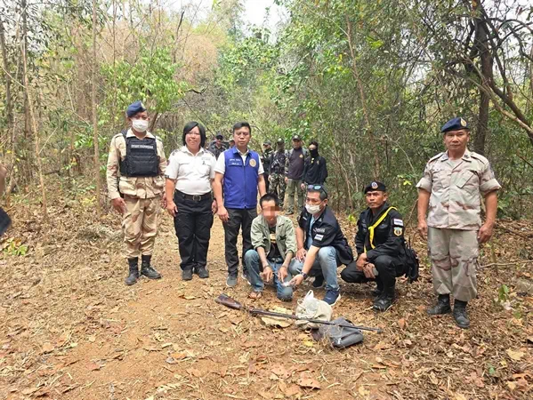 ลำปาง-ทหารพราน 35 จับหนุ่มพกปืน-ยาบ้า กลางป่าดอยพระบาท ขณะลาดตระเวนเฝ้าระวังไฟป่า