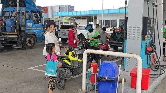 ชลบุรี-ปชช.แห่เติมน้ำมันปั๊มไทยออยล์ ยาวเป็นกิโลแบบไม่อั้น แพงไม่ว่าขอให้มีเติม
