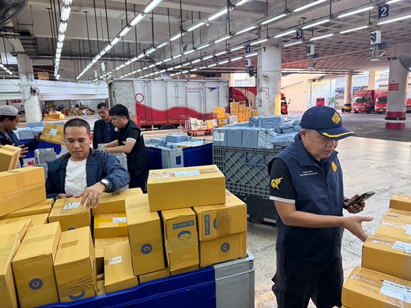 สงขลา-เจ้าหน้าที่สรรพสามิตยึดบุหรี่เถื่อนจากต่างประเทศที่ขายผ่านออนไลน์ส่งทางพัสดุไปรษณีย์ล๊อตใหญ่ 709 ชิ้นค่าปรับ42ล้านเร่งขยายผลจับกุม