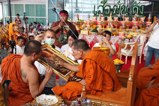 กาฬสินธุ์ปาฏิหาริย์พระขุนแผนหลังเสือหลวงปู่ศิลาปลุกเสกแรงจัดดับเทียนชัยไม่มอด สมชื่อ “เสือมันดัง”