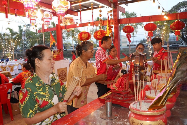 ปทุมธานี ยิ่งใหญ่แห่งปี! ศาลเจ้าพ่อเทวลัย ธัญบุรี จัดงานประจำปี สายบุญร่วมแน่น เสริมสิริมงคลชีวิต