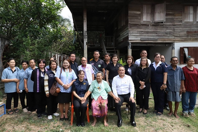 ปทุมธานี“ผู้ว่าฯอาร์ต”ลงพื้นที่เยี่ยมคุณยาย 108 ปี กระซิบถามเคล็ดลับอายุยืน พร้อมมอบสิ่งของและเงินช่วยเหลือผู้สูงอายุ