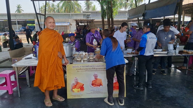 สุโขทัย-คุณพระช่วยหลวงพี่นาค นำรถโรงทานแจกอาหารชาวบ้านมารอซื้อน้ำมัน