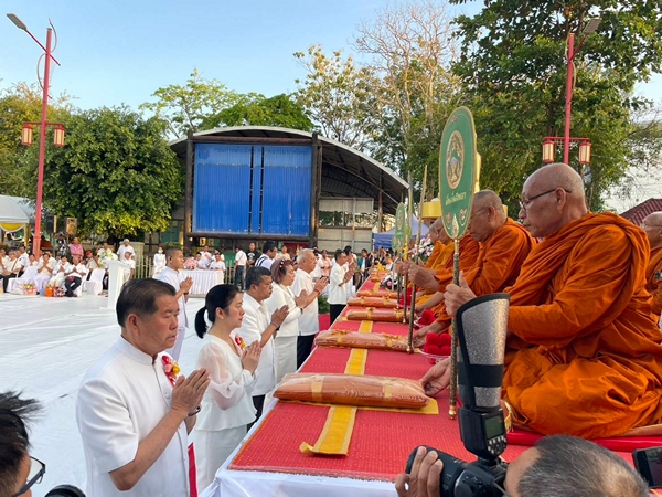 “พิพัฒน์–นิพนธ์” ร่วมทำบุญเมืองหาดใหญ่ ตักบาตรพระ 1,109 รูป เนื่องในโอกาส 109 ปีเมืองหาดใหญ่ ถวายเป็นพระราชกุศลพระพันปีฯ