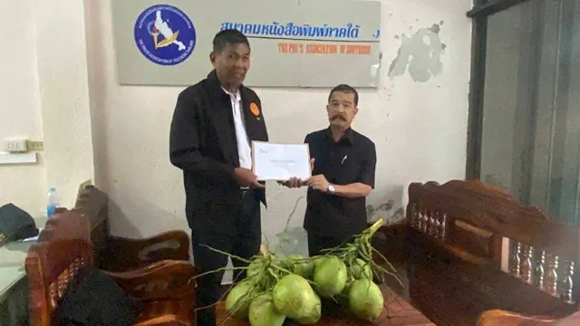 สงขลา-เกษตรกรปลูกมะพร้าวน้ำหอม ยื่นหนังสือถึง ประธานวุฒิสภา ขอความช่วยเหลือ แก้ปัญหา มะพร้าวน้ำหอมราคาตกต่ำ เพราะถูก ล้งจีน กดราคา