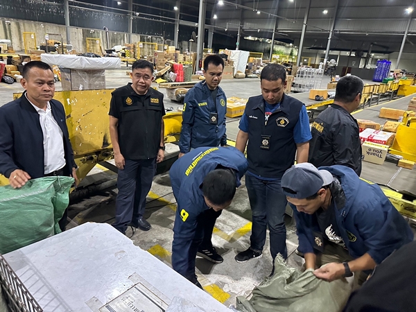 สงขลา-เจ้าหน้าที่สรรพสามิตเข้าตรวจยึดบุหรี่เถื่อนที่ส่งผ่านขนส่งเอกชนยึดของกลางกว่า4ล้านบาทอธิบกรมสรรพสามิตสั่งเร่งขยายผลไปยังต้นทางและปลายทางตัดวงจรค้าบุหรี่เถื่อนออนไลน์