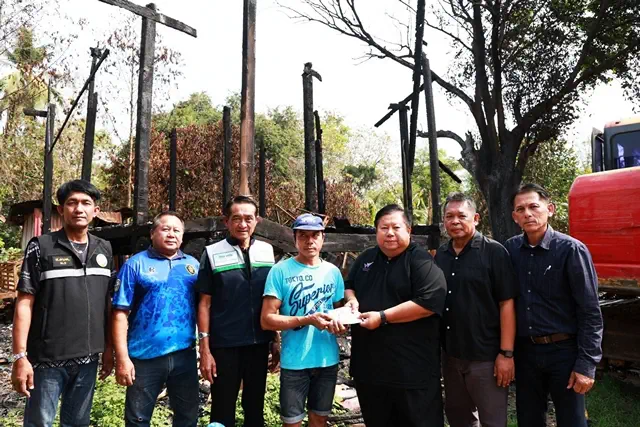 พิษณุโลก อบจ.พิษณุโลก ส่งเครื่องจักรกลช่วยรื้อเศษซากบ้านพักซับน้ำตาผู้ประสบอัคคีภัยใน ต.หนองแขม อ.พรหมพิราม