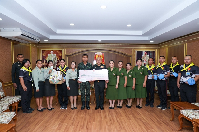 (สุรินทร์) ผบ.มทบ.25 พร้อมด้วย ประธานสมาคมแม่บ้านทหารบกสาขา มทบ.25 มอบเงินบำรุงขวัญให้ทหารแนวหน้าที่ปฏิบัติหน้าที่แนวชายแดนไทย – กัมพูชา