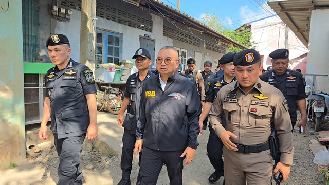 สงขลา-ปส. กองทัพเรือ ตำรวจภูธรภาค 9 นำกกลัง 100 นายบุกค้นพื้นที่เป้าหมาย 10 จุดในชุมชนจัยทร์วิโรจน์ แหล่งขายยาสำคัญ จับผู้ต้องหารายสำคัญ 6 คน กำลังสอบขยายผลหาผู้ค้ายารายใหญ่
